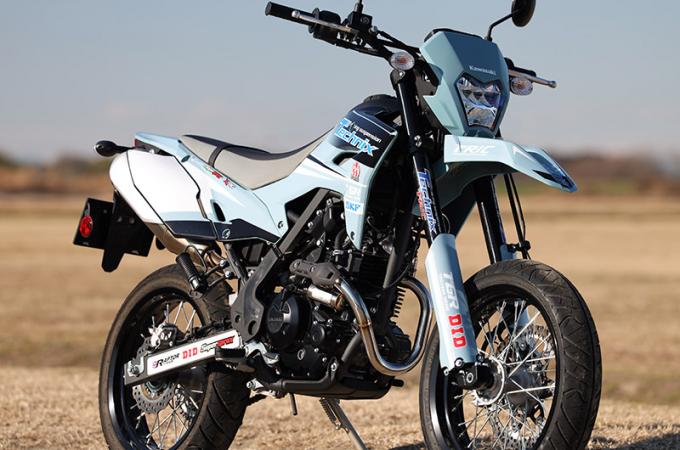 いま人気絶好調のKawasaki　KLX230SMの中高速のトルクが上がる　回転が最高によく伸びる そのためのエキゾーストパイプ POWERBOXパイプ新発売！　ただこのパイプ一本変えるだけ