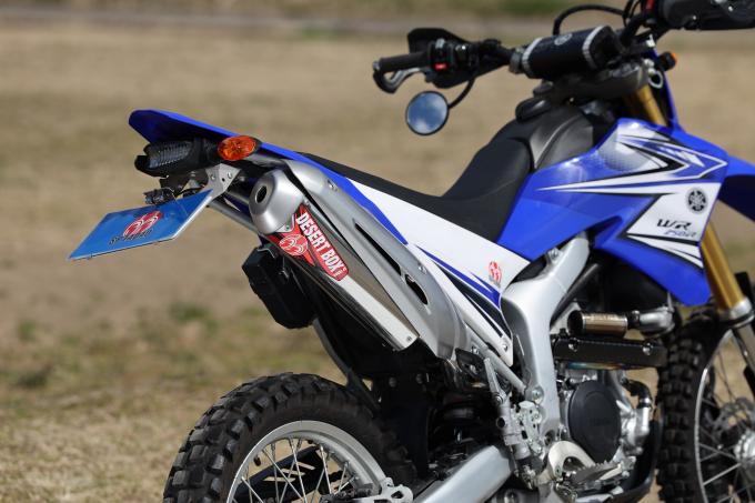 たくさん荷物を積んで出かけたい　だからマフラーにはがっちりヒートガードをつけて欲しい　そんなあなたのリクエストに応えた　WR250R＆X　DESRTBOX 新発売！