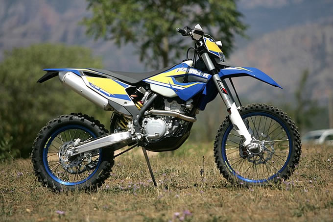 フサベル FE250 / FE350 / FE450 / FE501 – スウェーデン生まれの反骨ブランド 試乗インプレ・レビュー オフロードバイクなら バイクブロス