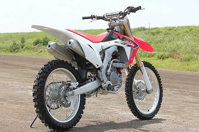 ホンダ CRF250R（2014） – 外観的に目を引くデュアルマフラー搭載車 試乗インプレ・レビュー オフロードバイクならバイクブロス