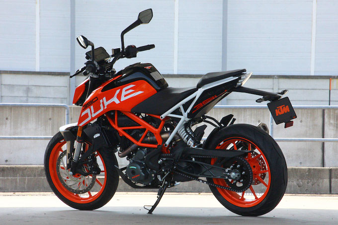 Ktm 390 デューク 17 市街地から本格的なワンメイクレースまで遊び方は無限大 試乗インプレ レビュー バイクブロス