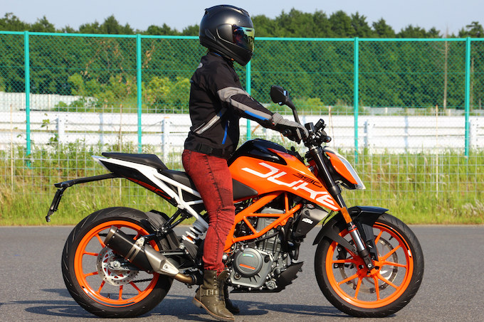 KTM 390 デューク（2017-） – 市街地から本格的なワンメイクレースまで遊び方は無限大!! 試乗インプレ・レビュー バイクブロス