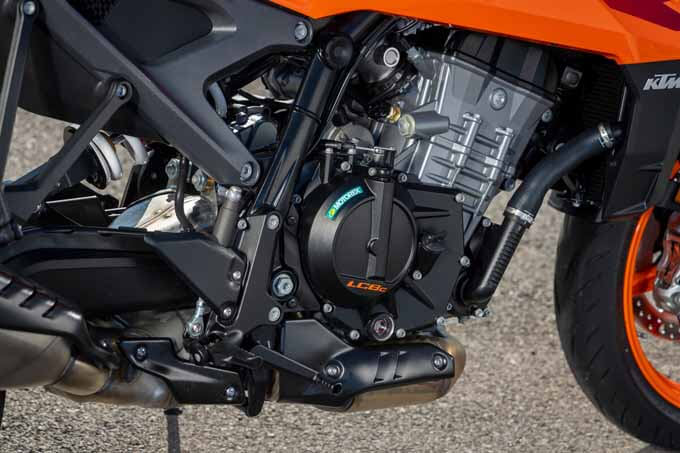 KTM 990デューク 海外試乗記】リッタークラスとは思えない自在性でアグレッシブでも扱いやすい 試乗インプレ・レビュー バイクブロス