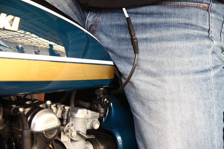 バイクのバッテリーに接続したケーブルはコネクター部をシート下から出しておけば着用時でもケーブルがライディングの妨げになることはない。ただし降車時に外すことを忘れないように。