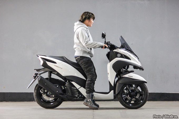 バイク足つきチェック】2018年型ヤマハTRICITY 125 ABS（トリシティ125 ABS）  安定性の高い三輪ATコミューターの足つきはいいのか?! トピックス バイクブロス・マガジンズ