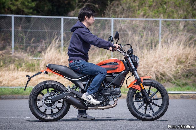 バイク足つきチェック】2017年型ドゥカティSCRAMBLER Sixty2 中型免許で乗れるドゥカティ、その足つきは？ トピックス  バイクブロス・マガジンズ