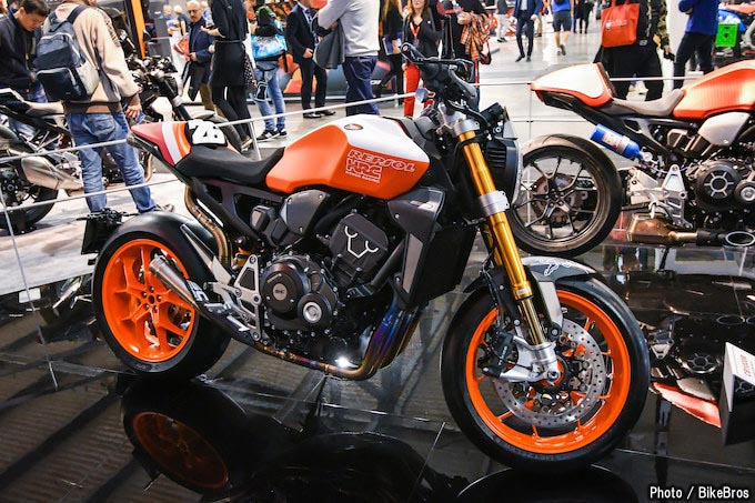 Eicma18 フロント片持ち車も登場 ホンダブースの過激なcb1000rカスタム トピックス バイクブロス マガジンズ