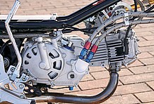 スーパーヘッド＋Rやレーシングクランクなど、武川製で武装されたエンジンは、スカッとしたフレームと対照的な重厚感を見せる