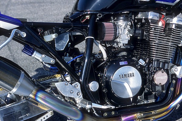 ヤマハ XJR1300 プロが造るカスタム バイクブロス