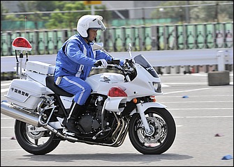 前後ブレーキをバランスよく使い、車体の安定を保ったまま減速。ヒザと太腿でタンク後端をしっかり挟み込んで上半身を支え、ブレーキングで着座位置が前にずれないようにする。