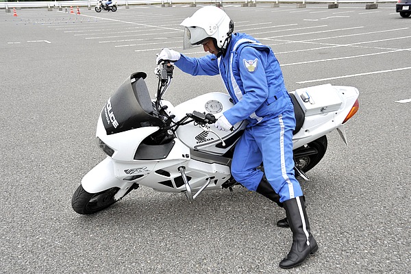 Lesson13 低速バランス 白バイ流 究極の安全運転テクニック バイクブロス マガジンズ