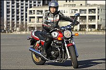 「引き出し」を増やすためのトレーニングをご紹介。バイクはある程度速度を上げて走っていると安定しますが、極低速ではライダー自身がバランスを取らなくてはなりません。歩く速度以下では車体を垂直にして、スロットルと半クラを一定。リアブレーキで速度調整します。バランス補正はハンドル操作を中心に行い、上体はなるべく動かさないこと。フルステア付近まで切ってしまったほうが安定する場合もあります。