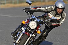 ステップに立ち上がった、いわゆるスタンディングフォームは、ライダーがバイクに与える挙動について学ぶにはもってこいです。ステップを支点にして身体全体を前後左右に動かすことで、着座しているときより大胆に体重移動でき、それによってバイクの挙動変化をより明確に感じ取ることができます。写真はリーンインをやっていますが、イン側ステップにぐいっと体重が載って、旋回力が高まるのが分かるはず。